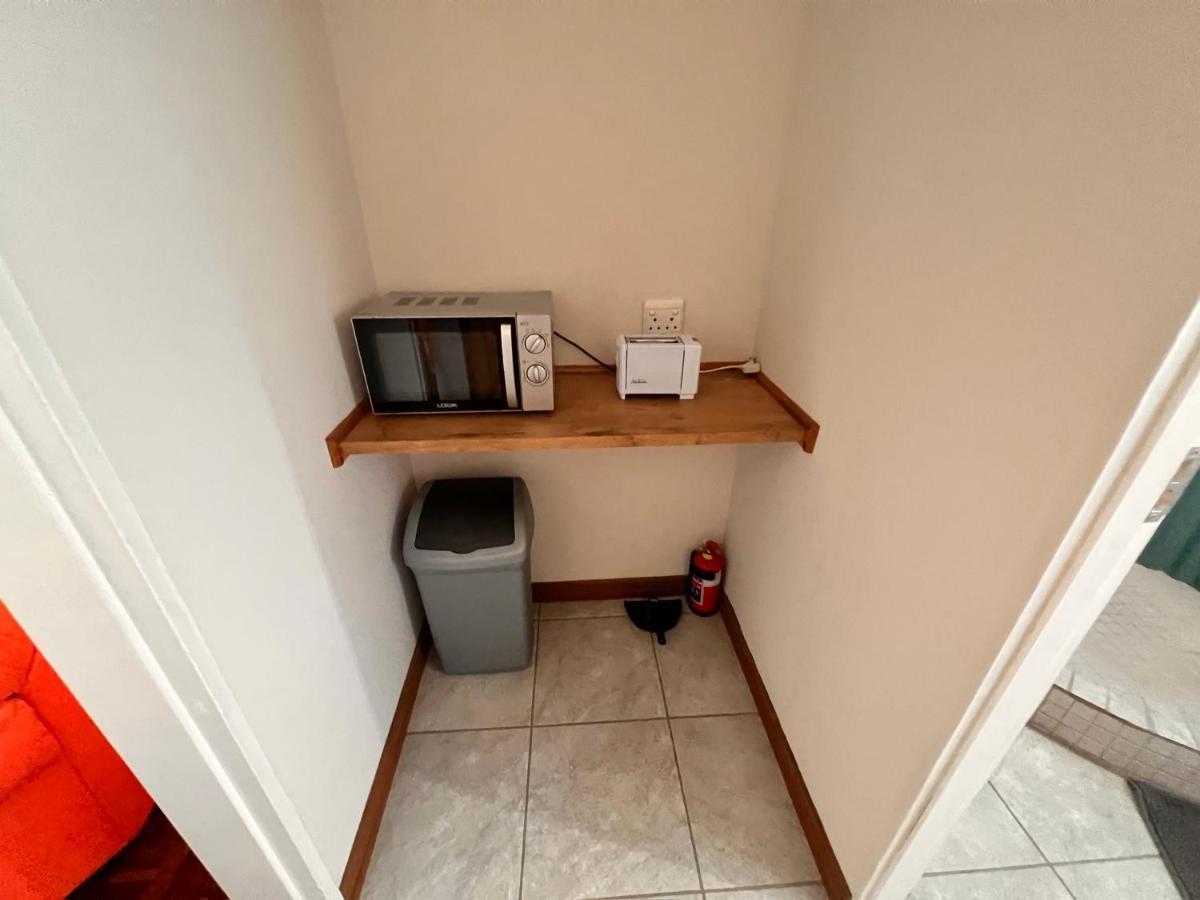 Firefly Budget Friendly Guest House Kempton Park Eksteriør bilde