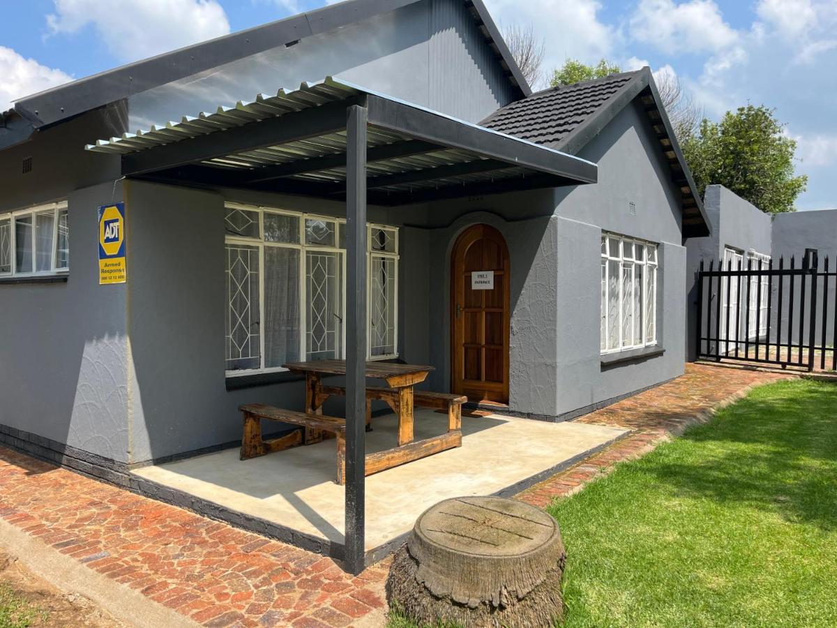 Firefly Budget Friendly Guest House Kempton Park Eksteriør bilde